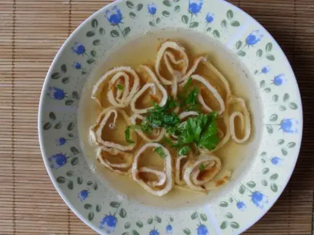 Jaką zupę do naleśników wybrać, by zaskoczyć gości smakiem?