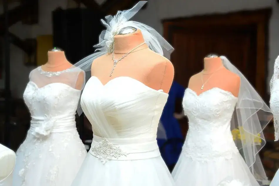 Kto płaci za suknię ślubną? Sprawdź, kto tradycyjnie pokrywa koszty