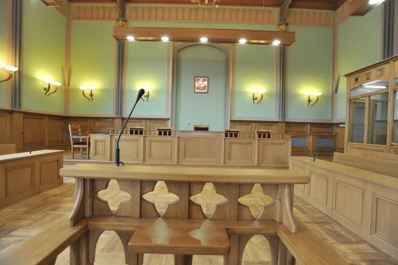 Sala rozpraw kto gdzie siedzi - poznaj tajniki układu miejsc w sądzie
