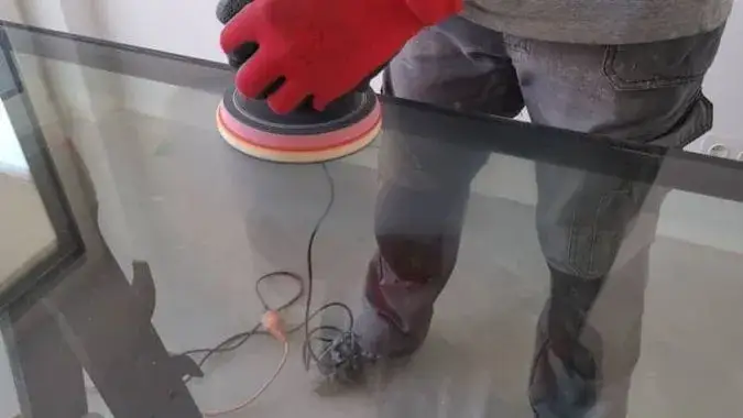 Jak skutecznie naprawić porysowane okno i uniknąć kosztownej wymiany