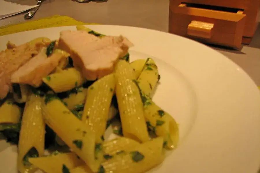 Szybki przepis na makaron penne z kurczakiem i szpinakiem w sosie serowym