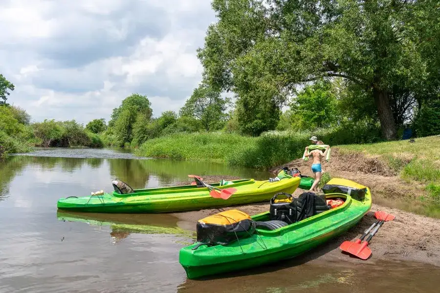 Spływ kajakowy Nidą: Ile kosztuje i jak nie przepłacić?