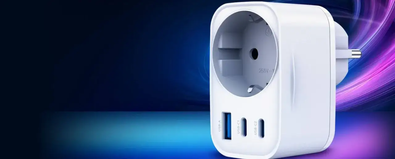 Biała ładowarka z gniazdem sieciowym i portami USB-A, USB-C1, USB-C2. Idealna do szybkiego ładowania iPhone'a, zasilanie do 250V.