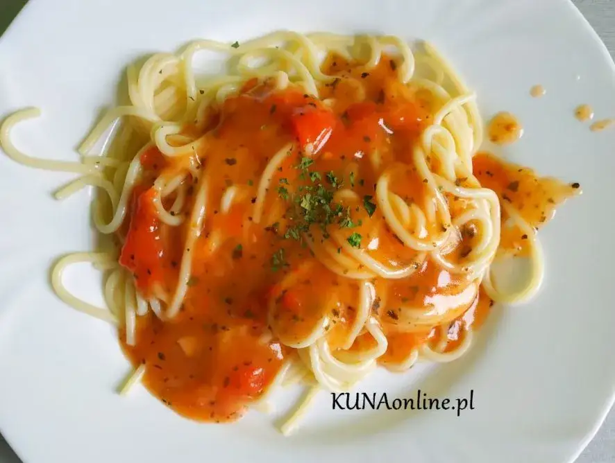 Szybki sos do spaghetti z pomidorów z puszki, który zachwyci smakiem