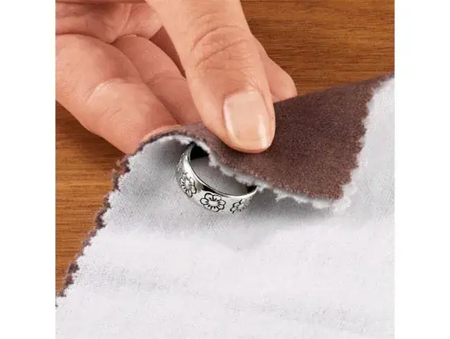 Jak wyczyścić obrączkę w prosty sposób i przywrócić jej blask