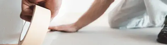 Jak zabezpieczyć podłogę przed farbą? Praktyczny poradnik krok po kroku