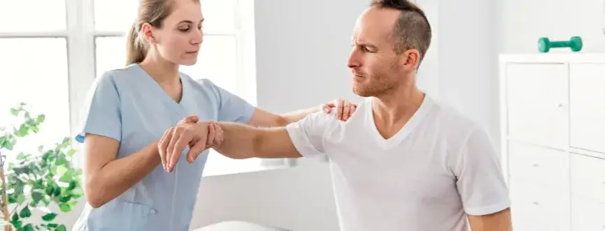 Zwolnienie na rehabilitację: Kto wystawia L4? Lekarz czy fizjoterapeuta?