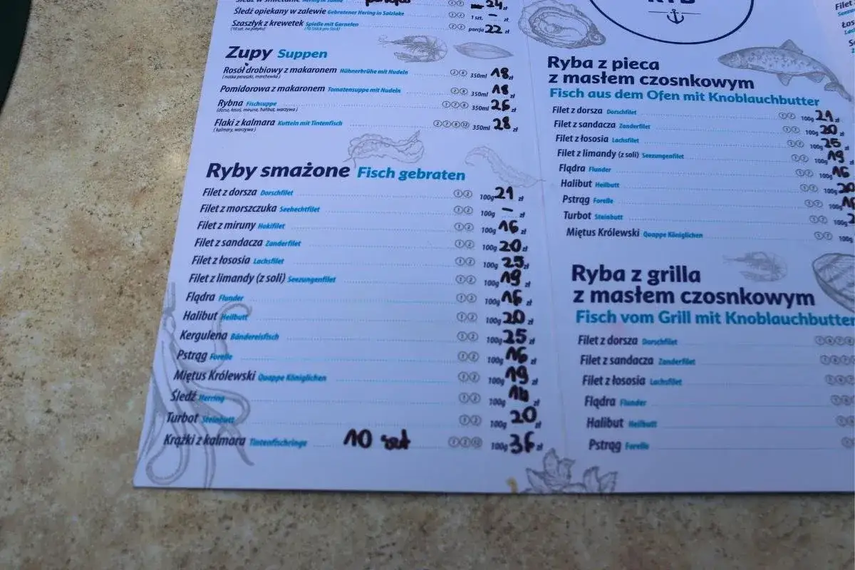 Menu nad morzem: ile kosztuje obiad? Ceny ryb smażonych zaczynają się od 16 zł za 100g. Ryba z pieca lub grilla z masłem czosnkowym kosztuje od 19 zł za 100g.