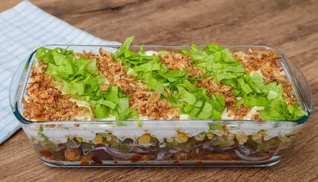 Ile kalorii ma sałatka gyros? Sprawdź, co może Cię zaskoczyć