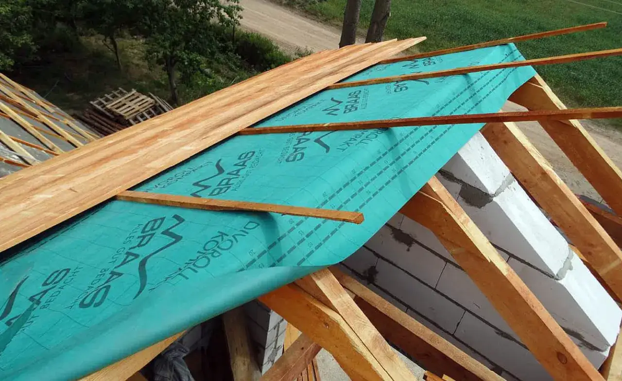 Czy deskować dach pod dachówkę? Odkryj zalety i koszty deskowania