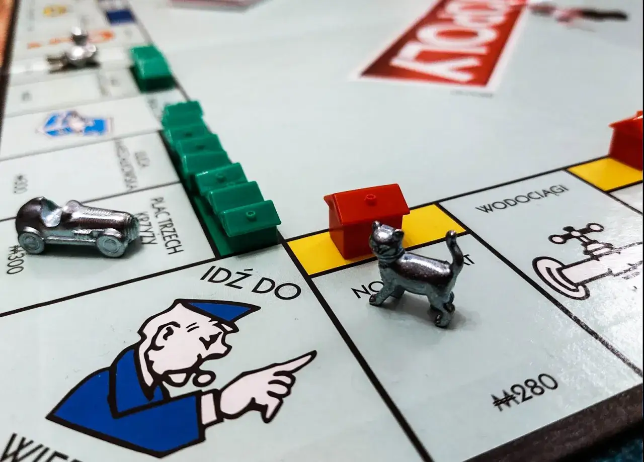 Czym się różni Monopoly od Eurobiznes? Kluczowe różnice i porównanie