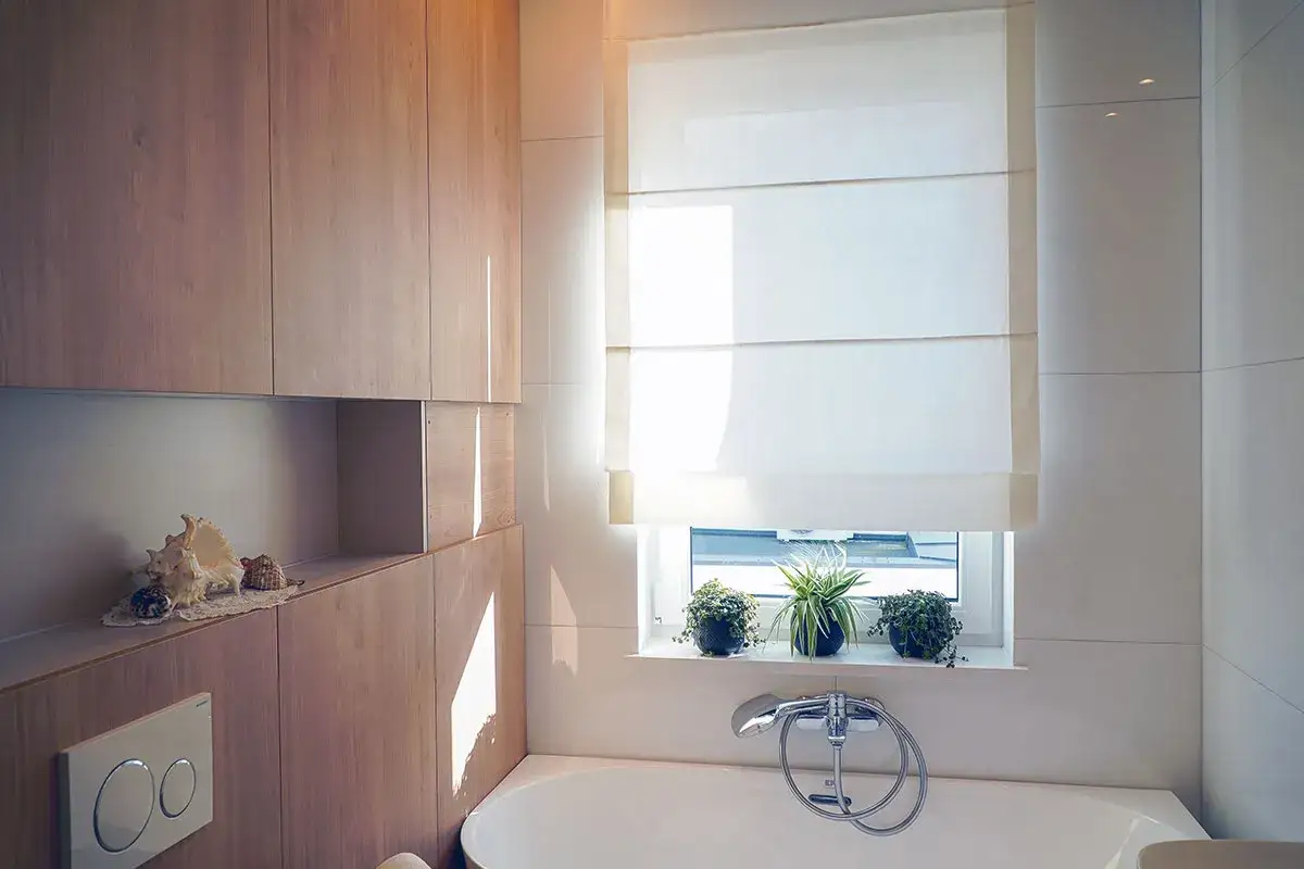 Jaka roleta do łazienki? Wybierz idealną i zapomnij o pleśni!