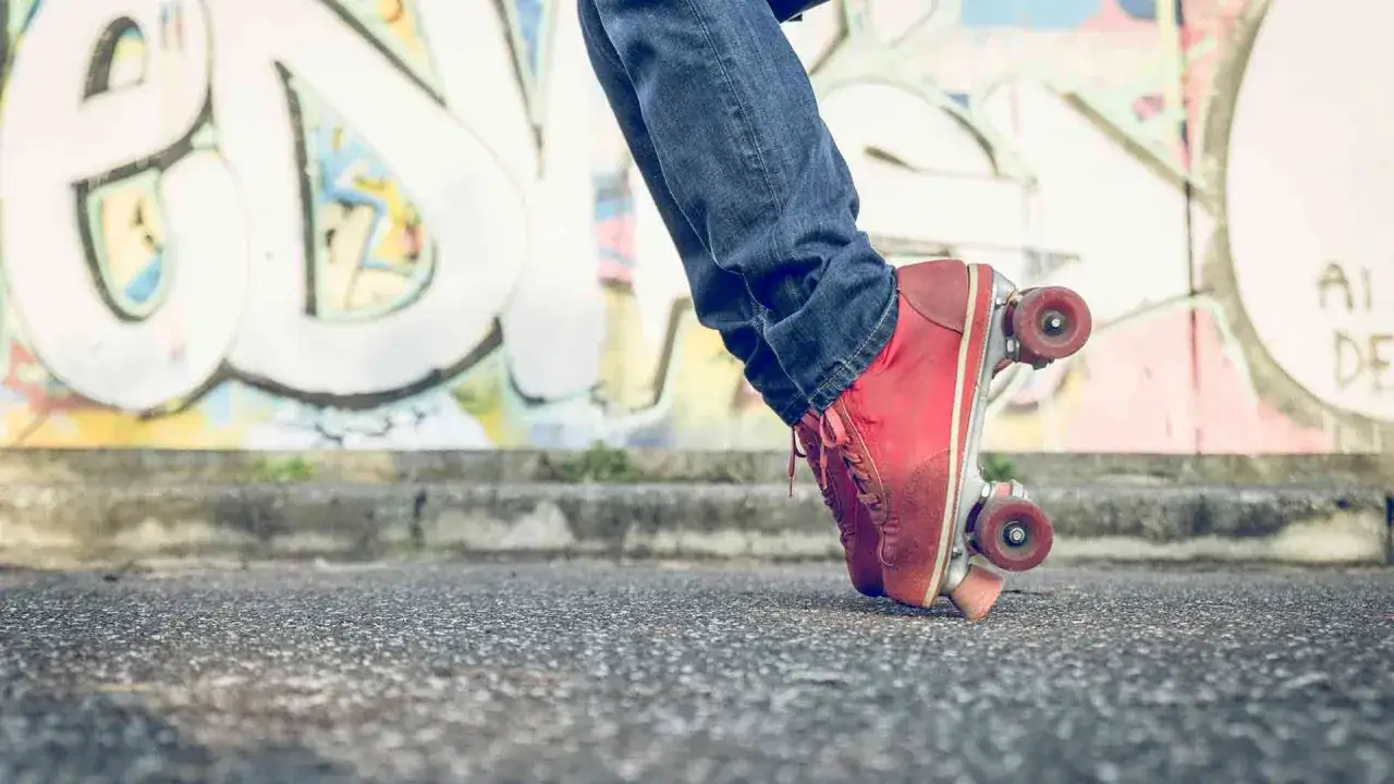 Kinda: Co to znaczy i jak (nie) używać go w slangu?