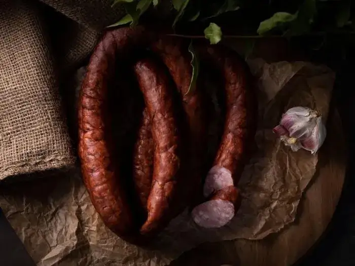Przepisy na kiełbasę do wędzenia, które zaskoczą Twoich gości