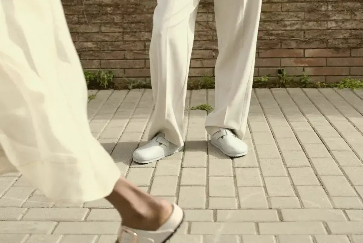 Eleganckie, jasne klapki to idealne buty do teatru, gdy chcesz połączyć komfort z dobrym stylem.