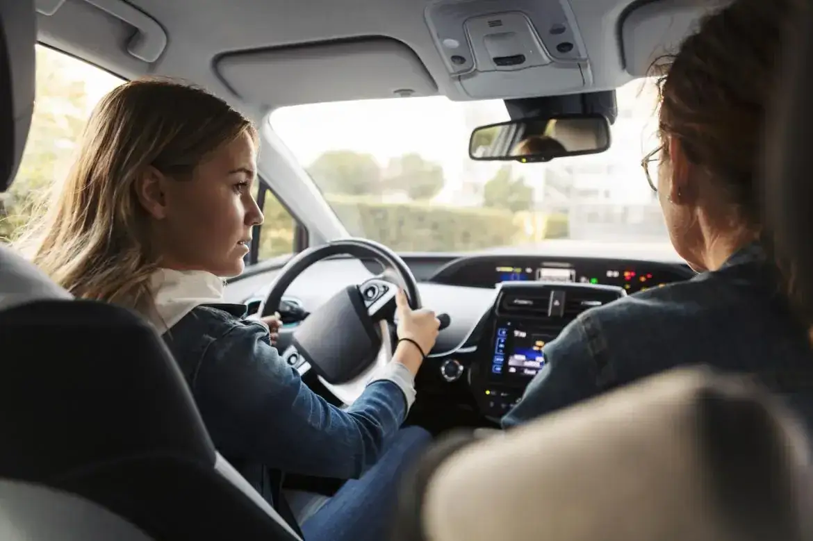 Kiedy można zacząć robić prawo jazdy? Poznaj kluczowe informacje i wymagania