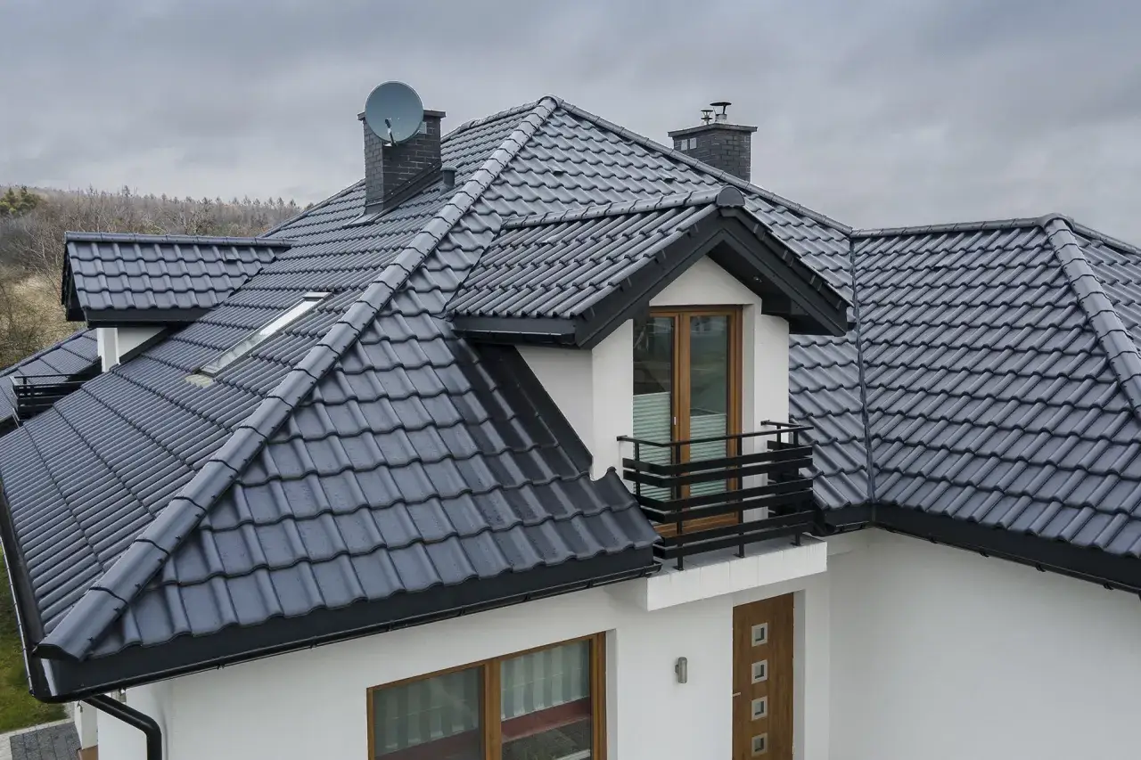 Dach z dachówki czy blachodachówki – co wybrać, aby uniknąć kosztów?