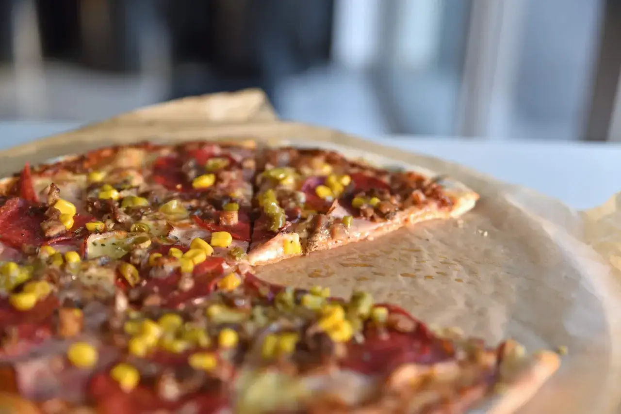 Ile kawałków ma pizza? Zaskakujące różnice w rozmiarach i krojeniu