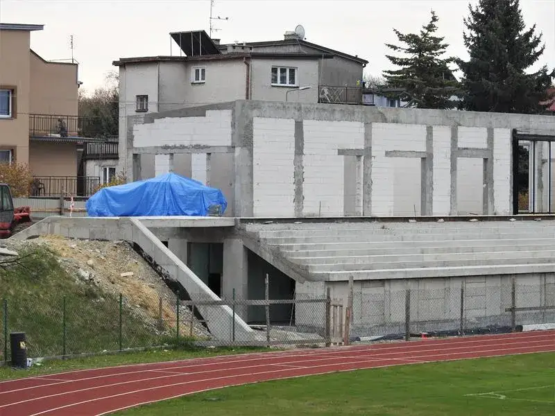 Ile kosztuje budowa stadionu? Zaskakujące różnice w cenach w Polsce!