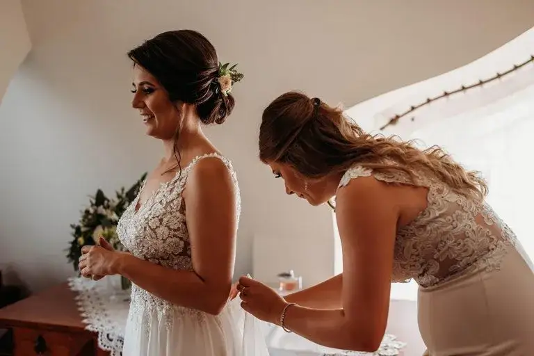 Jakie dodatki do sukni ślubnej, by uniknąć modowej wpadki?