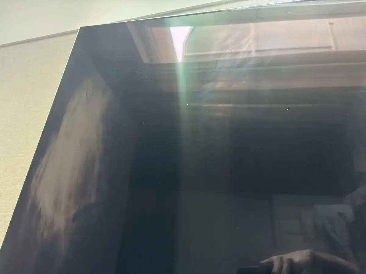 Zastanawiasz się, czym umyć ekran telewizora? Na zdjęciu widać zabrudzony ekran z widocznymi smugami i kurzem, który wymaga czyszczenia.