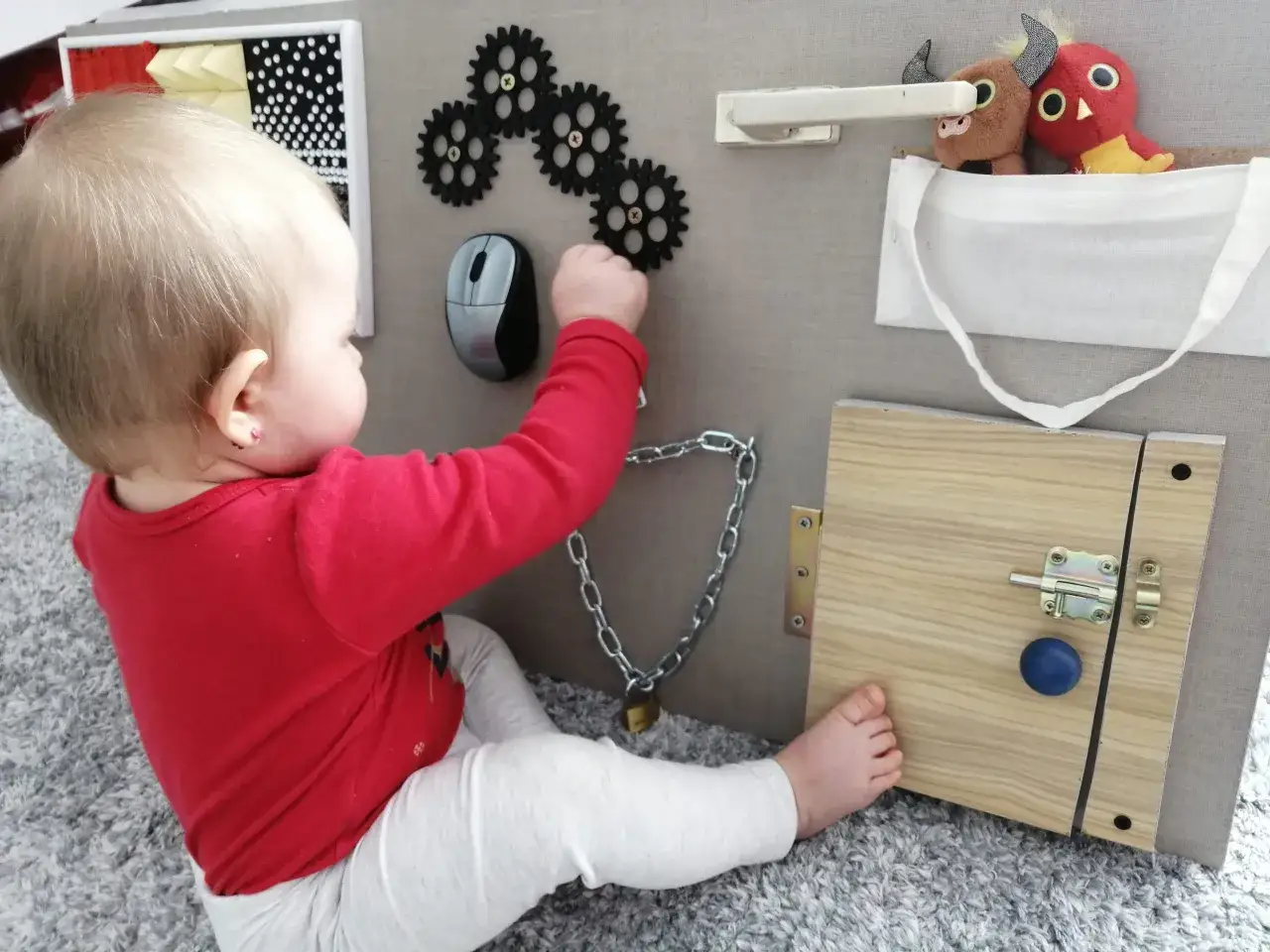 Tablica manipulacyjna DIY: Jak stworzyć idealną zabawkę dla dziecka?