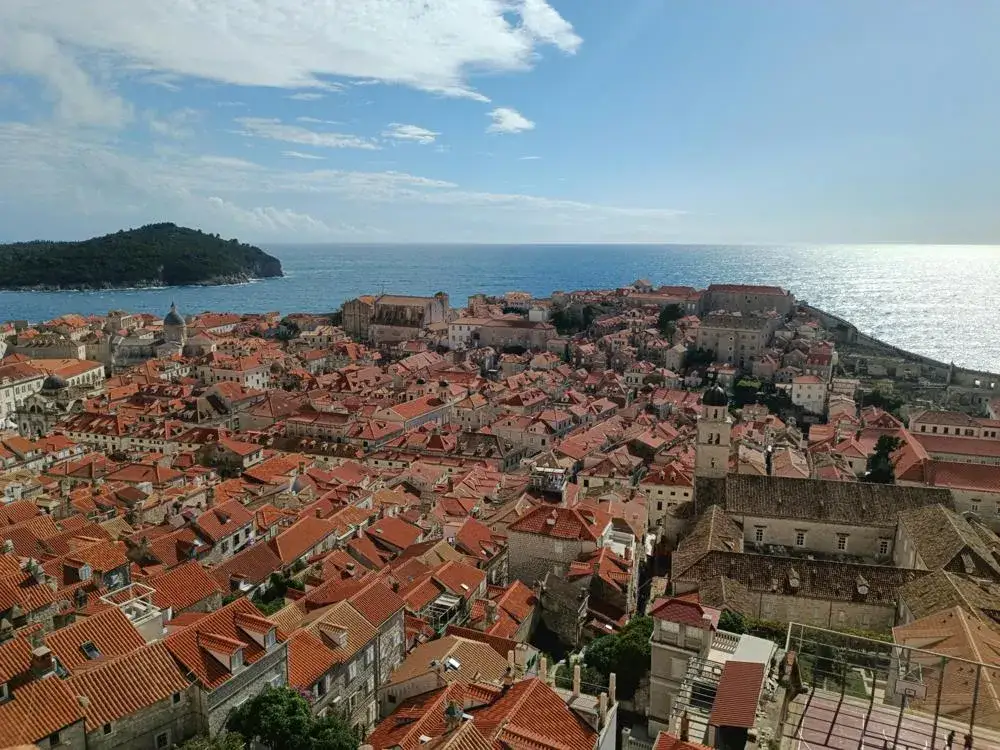 Ile kosztuje nocleg w hotelu? Przewodnik po cenach i oszczędnościach.