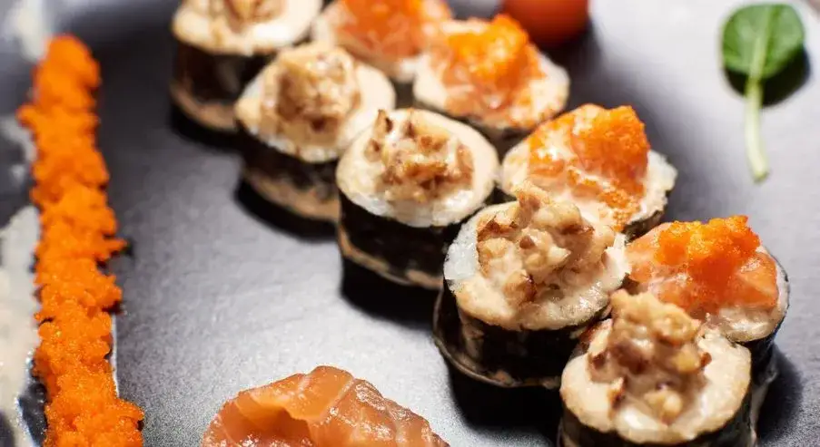 Jak podać sushi w domu: proste triki na wyjątkową prezentację