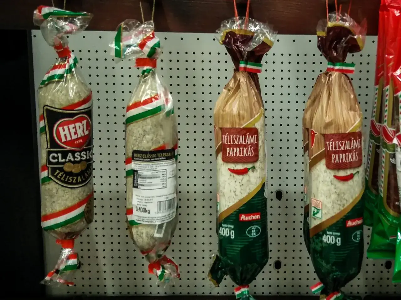 Węgierskie słodycze w postaci salami, ozdobione barwami narodowymi.