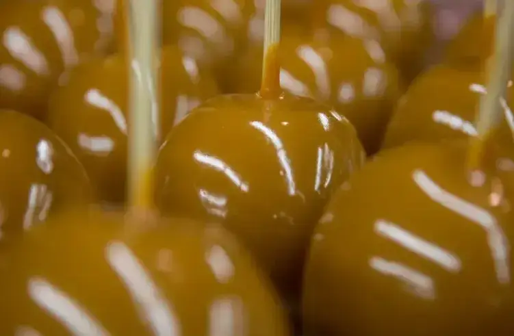 Jak przechowywać ozdoby karmelowe? Skuteczna ochrona przed wilgocią