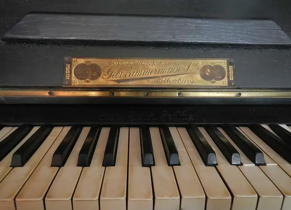 Jak sprawdzić rok produkcji pianina? Szybki przewodnik