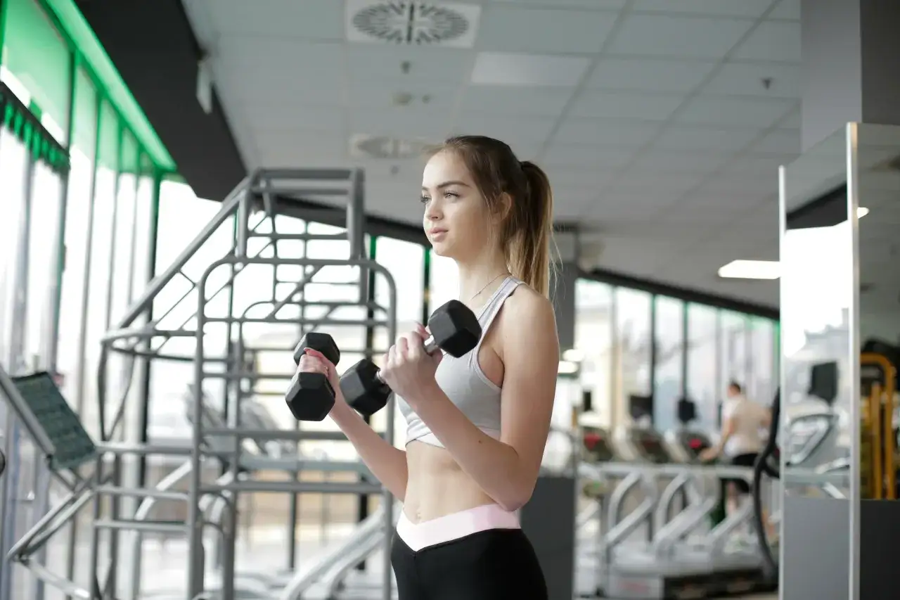 Trening rano czy wieczorem? Odkryj swoją złotą godzinę!