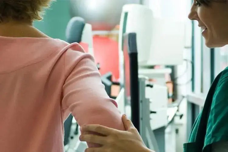 Pielęgniarstwo czy fizjoterapia: Która ścieżka kariery jest lepsza?