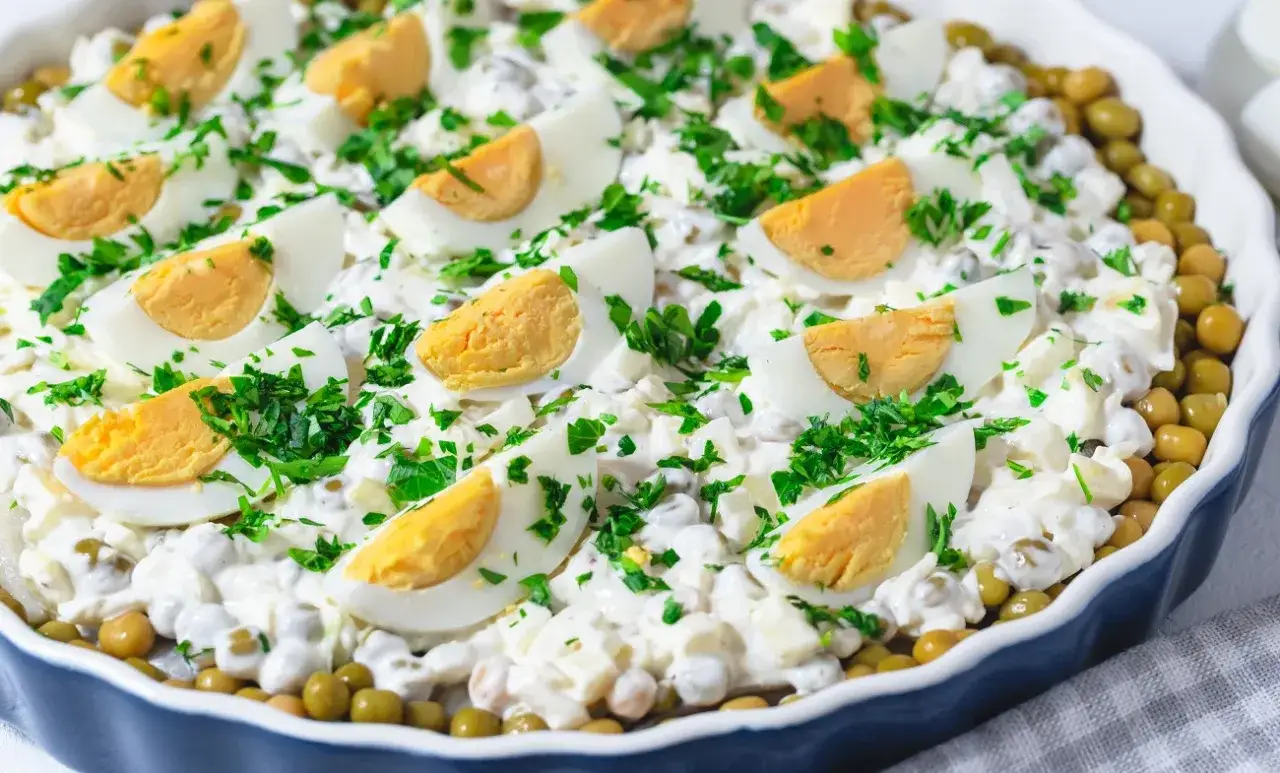 Jak ładnie podać sałatkę jarzynową, by zachwycić gości i zaskoczyć smakiem