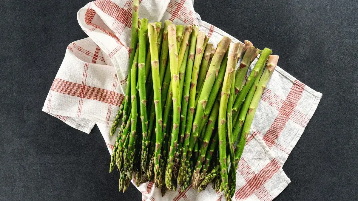 Polskie szparagi: Kiedy sezon? Jak wybrać i przechowywać?