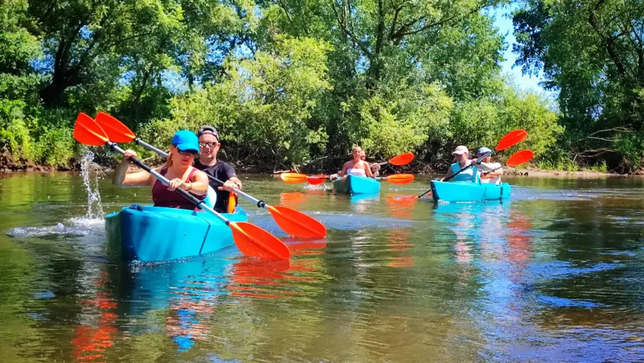 Ile kosztuje spływ kajakiem? Planuj budżet bez niespodzianek!