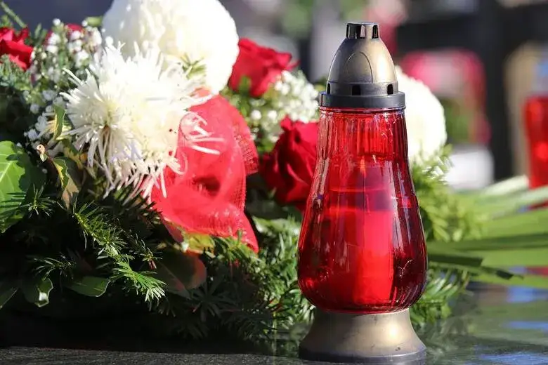 Jak zrobić stroik na cmentarz na drewnie, by uczcić bliskich w piękny sposób