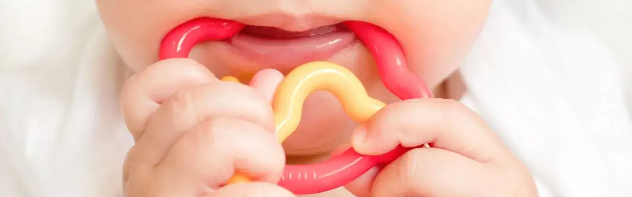 Jak rozpoznać i złagodzić ból przy wyrzynaniu zębów u niemowlaka – objawy i porady