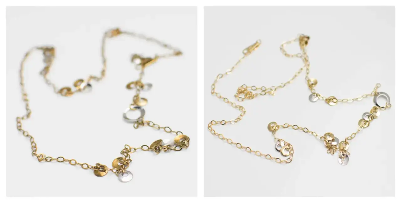 Dwa złote naszyjniki z zawieszkami w kształcie kółek i dysków na białym tle.