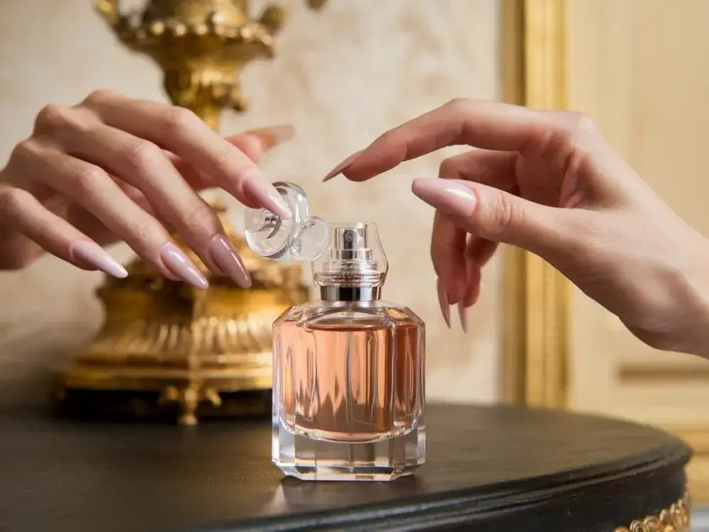 Jak otworzyć perfumy bez uszkodzenia butelki – proste metody i porady
