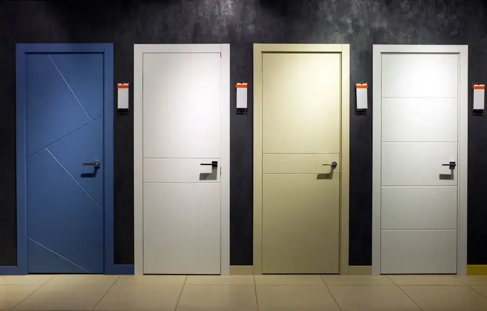 Drzwi drewniane czy metalowe? Poznaj kluczowe różnice i wybierz mądrze