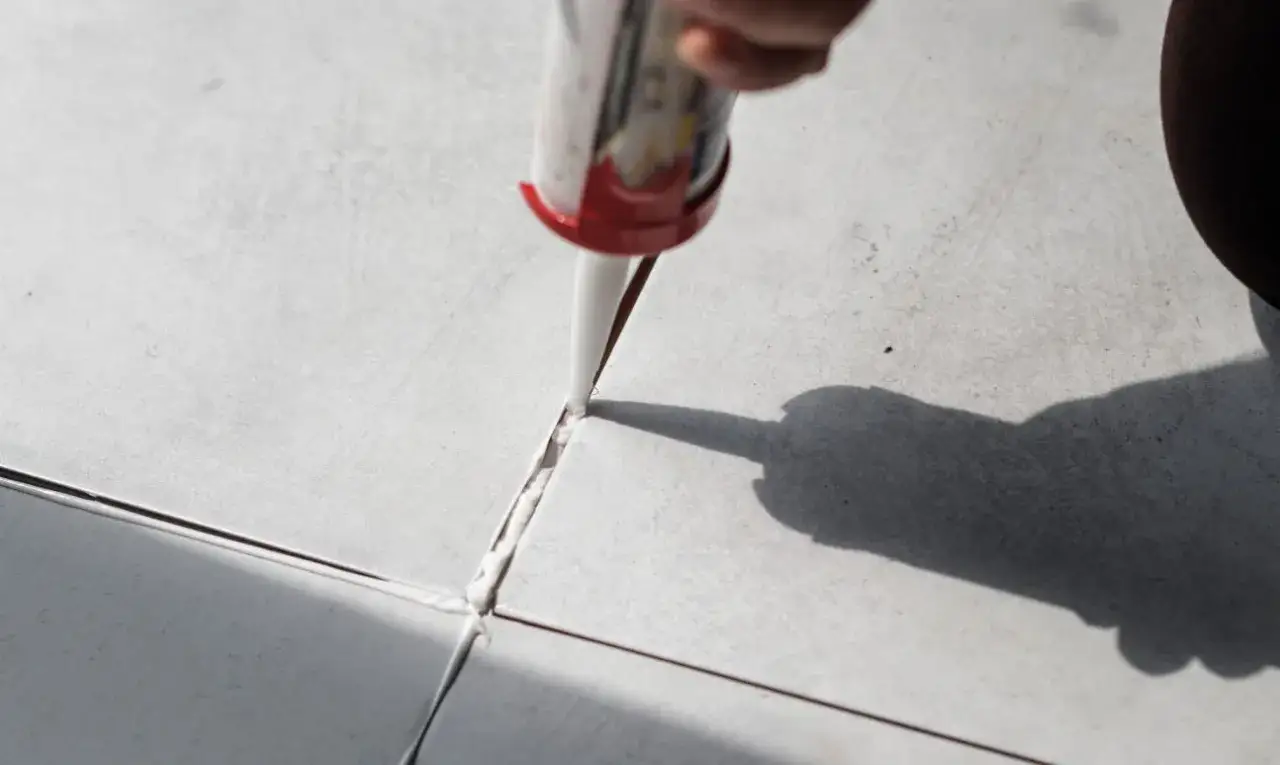 Jak długo schnie silikon? Poznaj czynniki wpływające na czas schnięcia