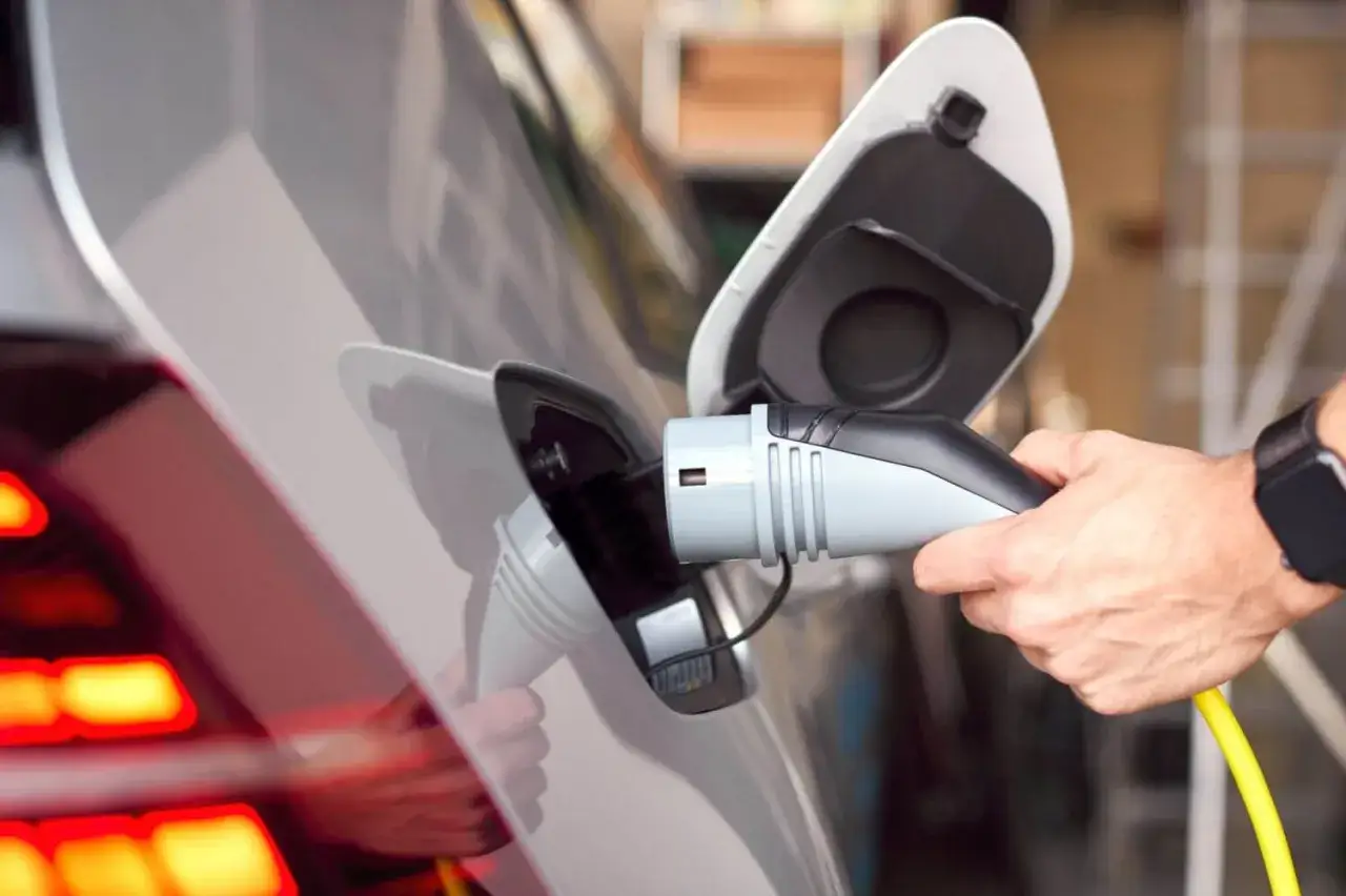 Ile trwa ładowanie EV w domu? Sprawdź fakty i czasy!