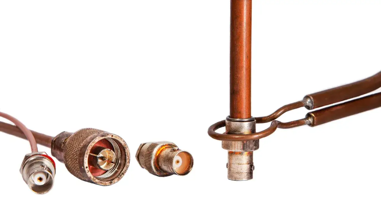 Złącza antenowe i elementy do lutowania miękkiego.