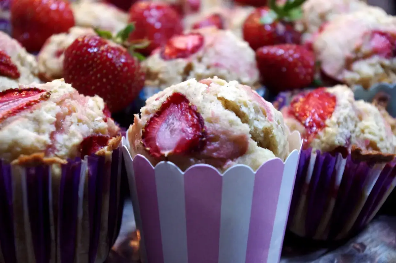 Owoce na dnie muffinek? Poznaj trik z mąką i zapomnij o problemie!