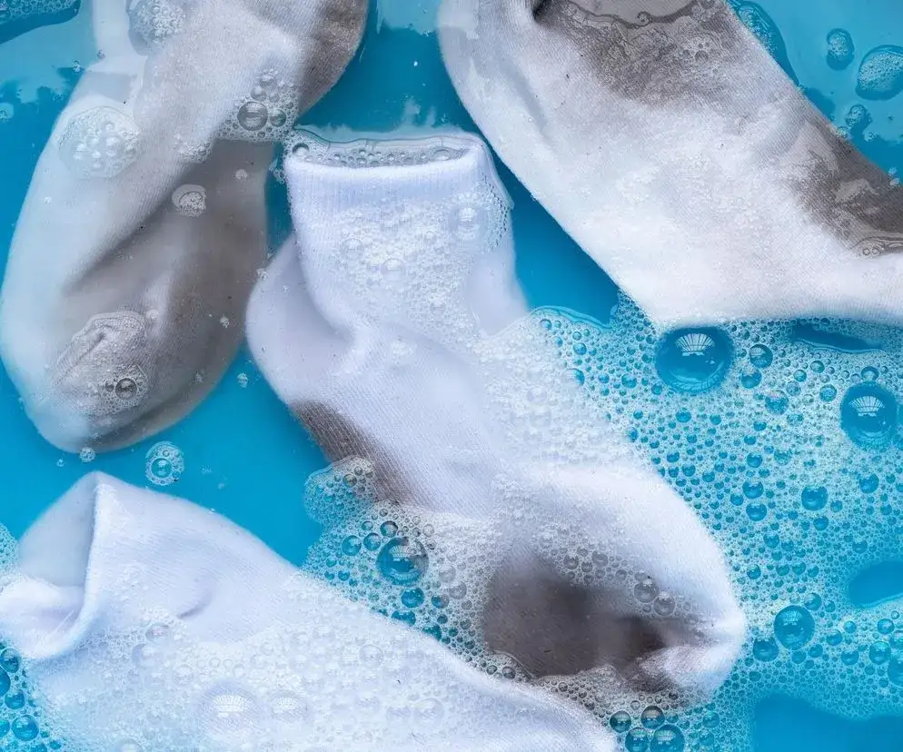Soda na białe skarpetki: Prosty sposób na idealną biel