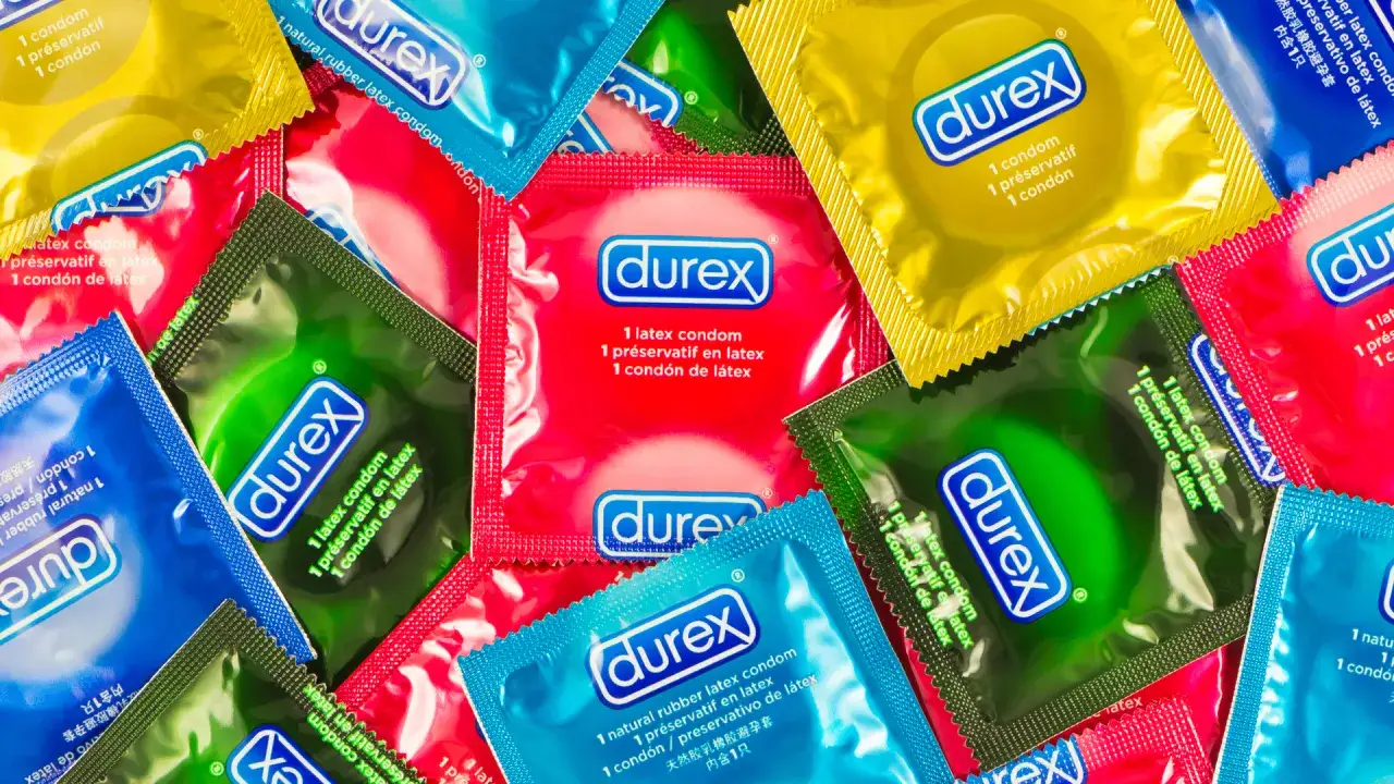 Kolorowe opakowania prezerwatyw Durex. Co to jest Durex? To marka znana z produktów zapewniających bezpieczeństwo i komfort.