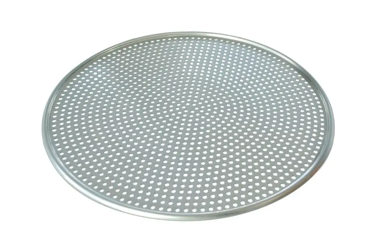 Blacha do pizzy z dziurkami czy bez - która lepsza dla idealnej pizzy?