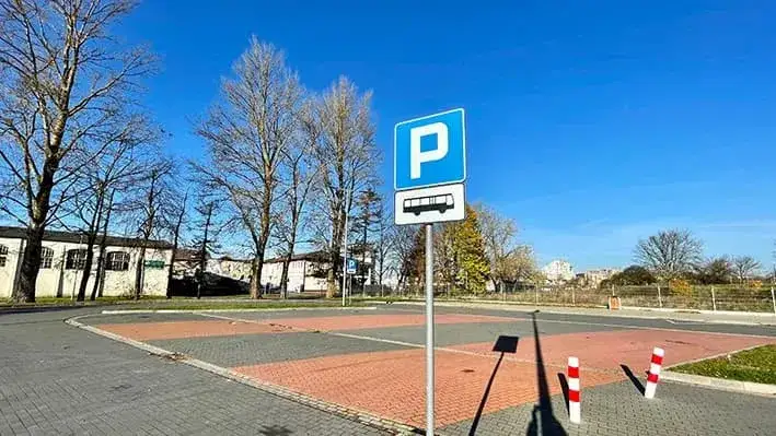 Ile kosztuje parking w Kołobrzegu? Sprawdź ceny i strefy!