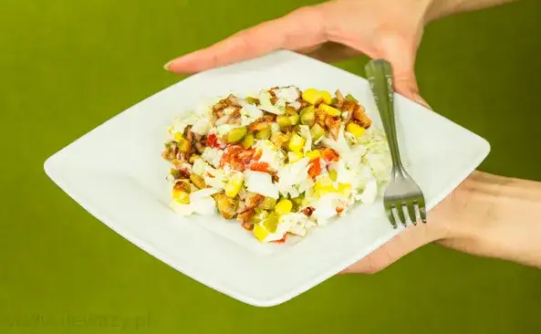 Sałatka gyros: Ile kalorii? Odchudź ją bez utraty smaku!